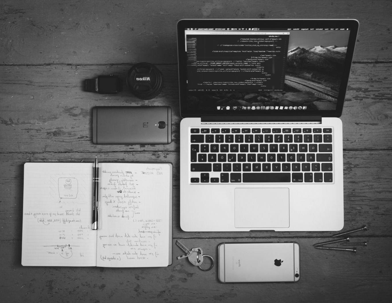 Entrepreneur analysant des documents financiers sur son bureau avec calculatrice et graphiques